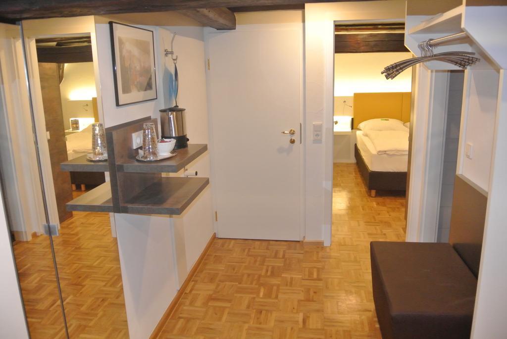 Hotel-Restaurant Goldenes Lamm Dinkelsbuehl Room photo